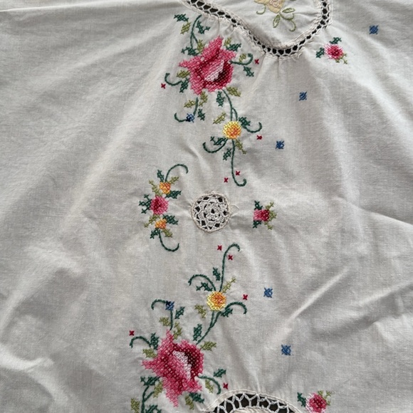 Gorgeous Vintage Floral Hand Embroidered round Tablecloth - Picture 4 of 10